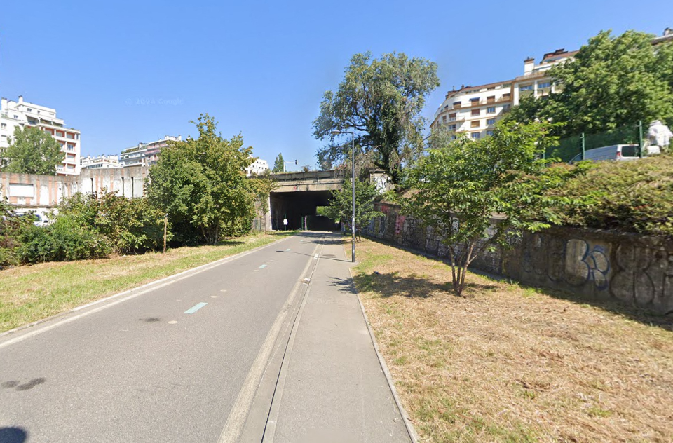 Le corps de la victime a été retrouvé à proximité immédiate d'une piste vélo, près du boulevard Foch à Grenoble, dimanche 5 octobre.