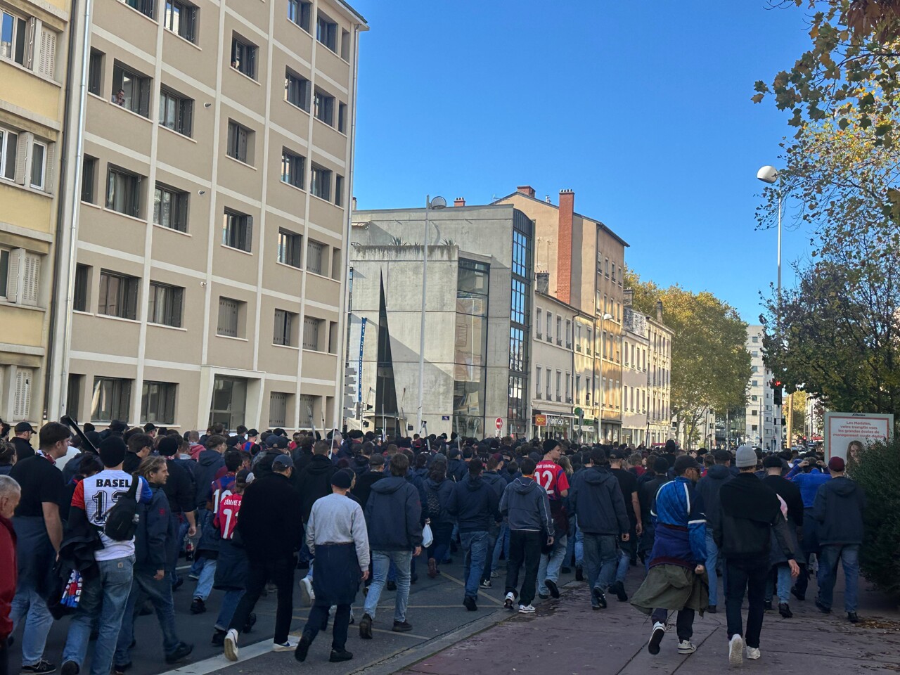 CRS déployés en masse, cortège sauvage en cours