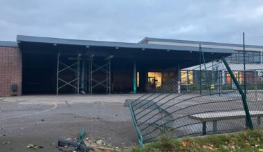 Une voiture finit sa course dans une école à Rouen