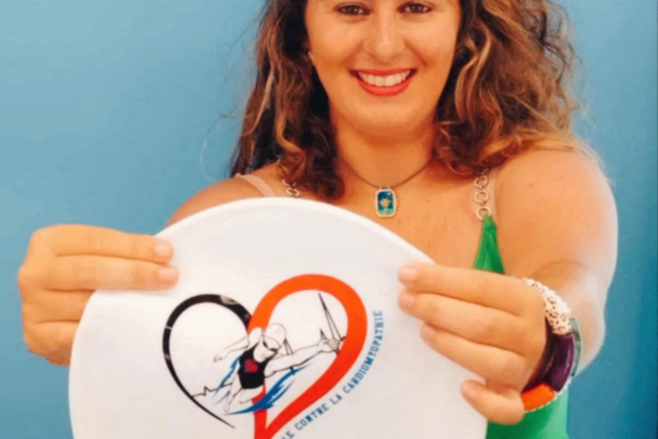 « Ensemble contre la Cardiomyopathie » : le bonnet créé par Clémence Gualy et Valilo 3D, disponible au magasin SWIIIM natation, à côté de la Piscine Olympique Angelotti