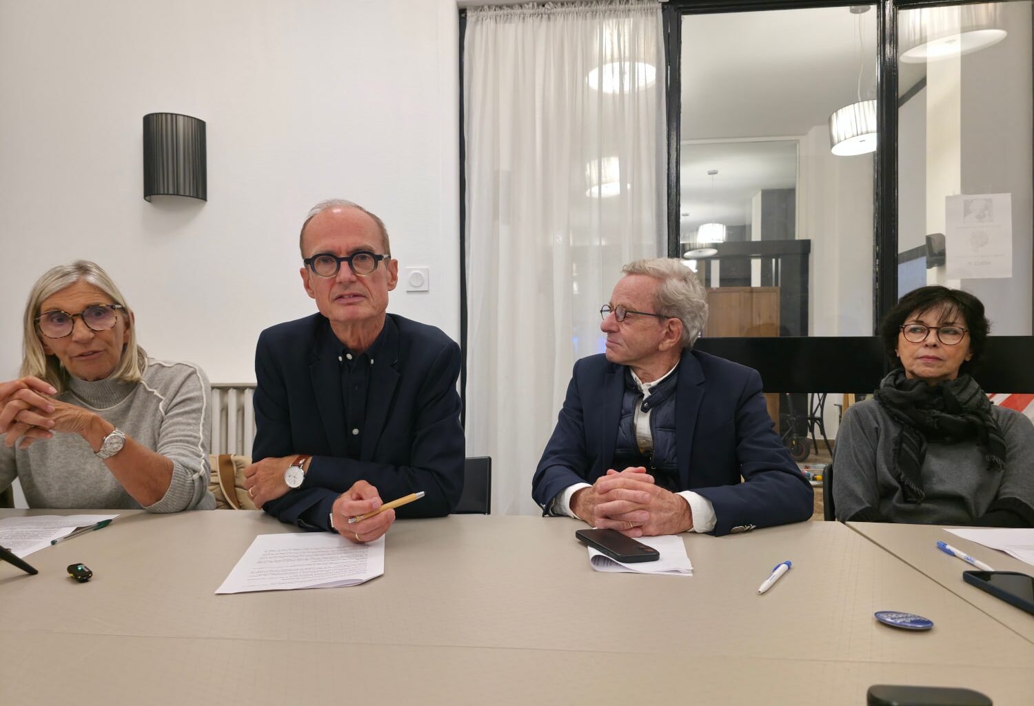 Autour d'Alain Carignon, des membres du collectif Réconcilier Grenoble ont tenu leur première conférence de presse thématique. © Joël Kermabon - Place Grenet