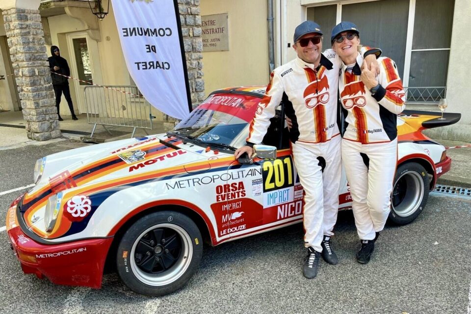 Bertrand et Maguelone Fassio au volant d'une Porsche 911 Carrera.