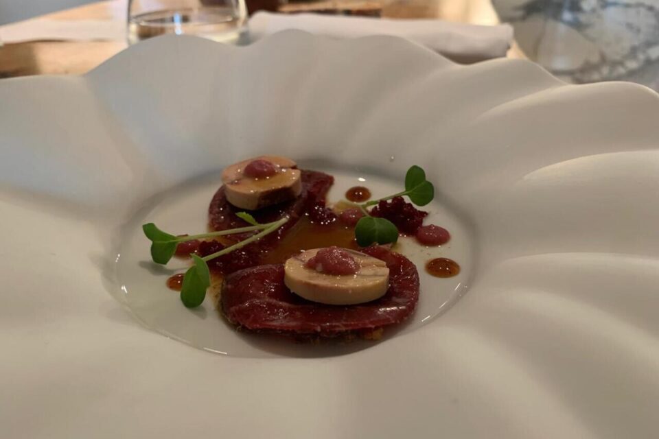 Le bœuf mariné et servi en gravlax, surplombé de palets de foie gras.