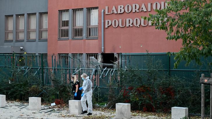 Des policiers scientifiques mènent l’enquête après le braquage à l’explosif et l’attaque contre les laboratoires Pourquery, les métaux précieux et l’or, à Lyon,  le 30 octobre 2025.