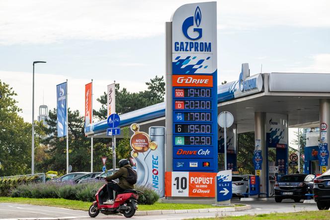 Devant une station-service Gazprom, exploitée par NIS, la compagnie nationale pétrolière de la Serbie, à Belgrade, le 9 octobre 2025.