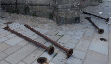 Voici pourquoi les statuettes le long de la collégiale de Guérande ont été enlevées