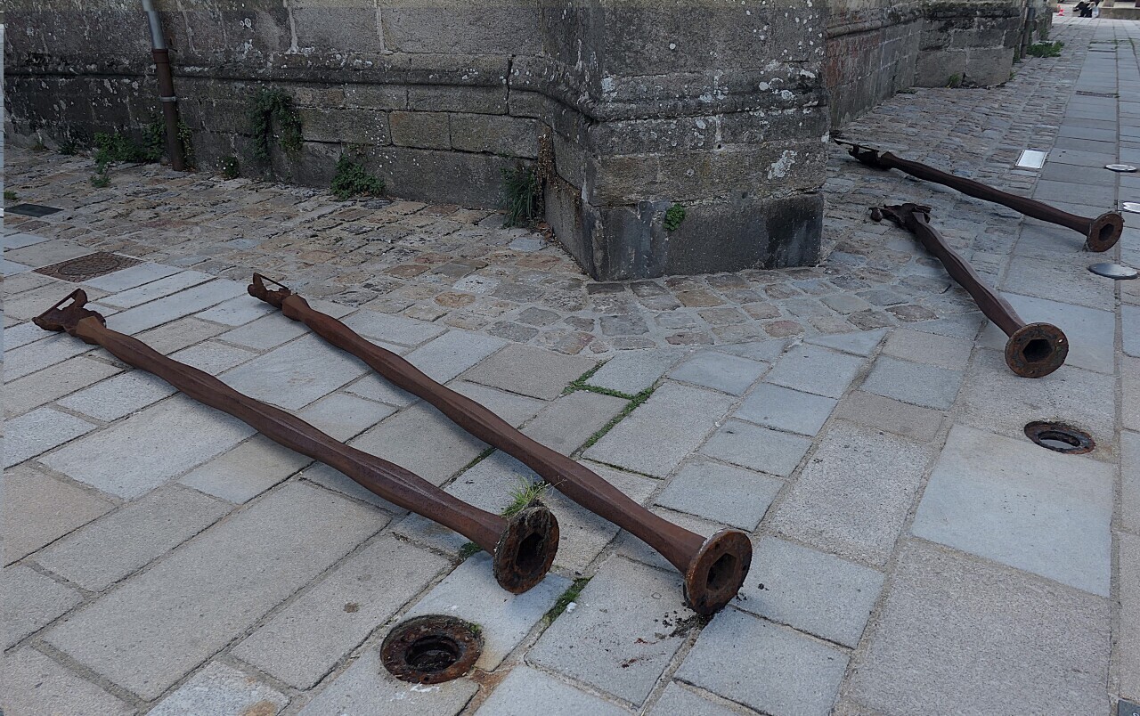 Voici pourquoi les statuettes le long de la collégiale de Guérande ont été enlevées