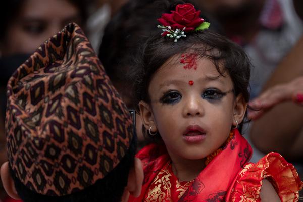 Aryatara Shakya est désormais vénérée comme étant la réincarnation de la déesse Taleju mais dans sa forme virginale, prépubère.