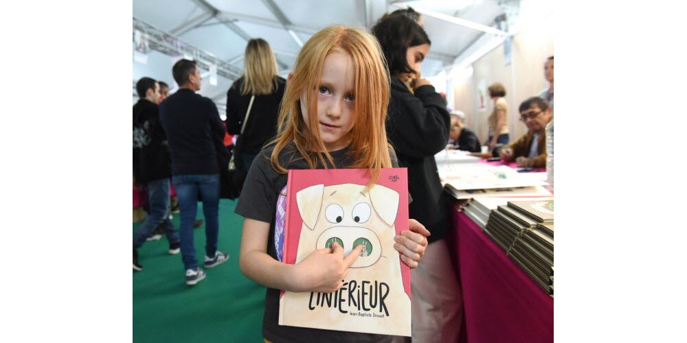Dans ce livre, l'auteur Jean-Baptiste Drouot nous signale qu'on peut mettre les doigts dans le nez du cochon. Photo Sonia Barcet