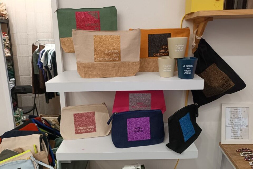 Dans la boutique Pompon sur la Garonne, on pourra retrouver des vêtements pour enfants et adultes, ainsi que des accessoires.