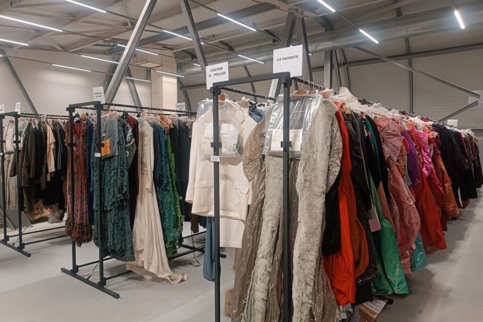 Dans l'espace de stockage de l'Atelier sont conservés plus de 15000 costumes dans des températures et une humidité contrôlées.