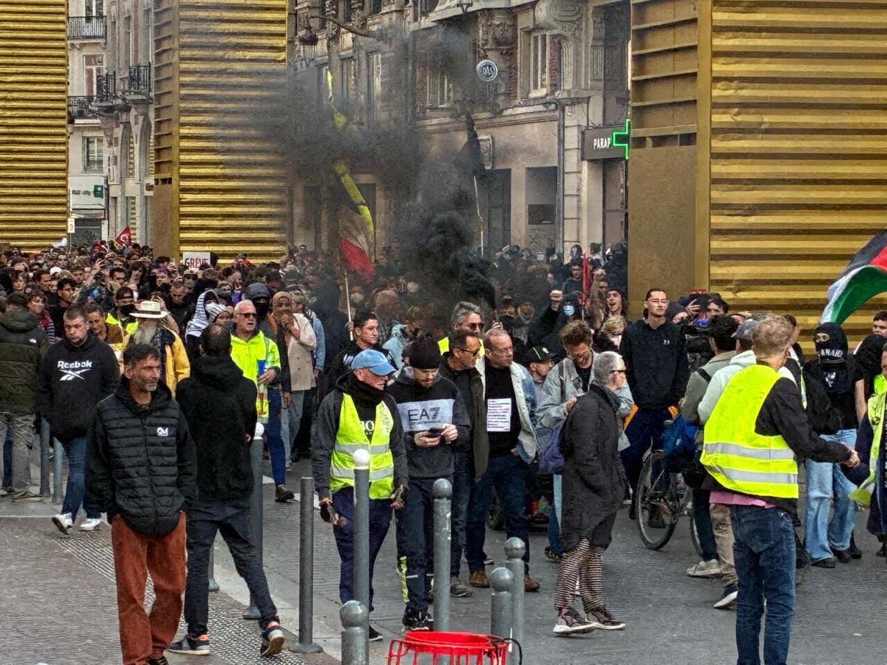 "Que Macron sache qu'on ne lâchera rien"