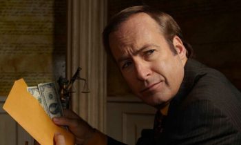 Bob Odenkirk proche de son argent, dans l'excellente série Better Call Saul de Netflix // Source : Netflix