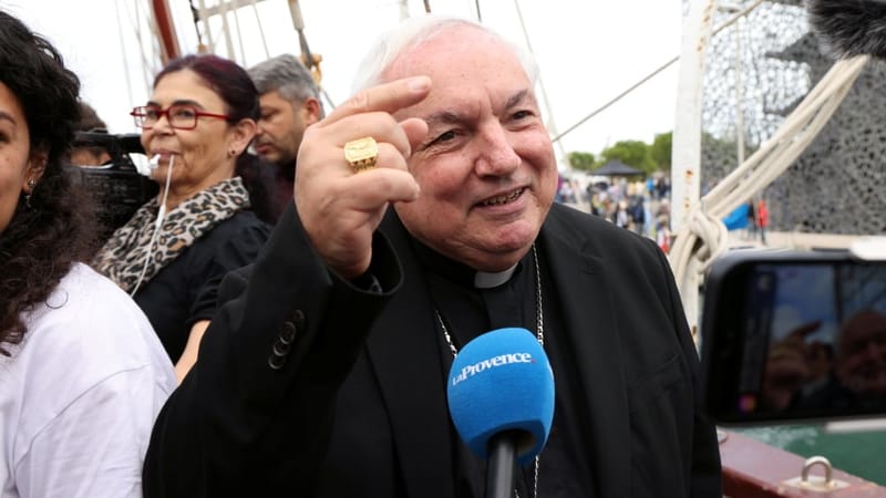 Monseigneur Aveline, cardinal et archevêque de Marseille.