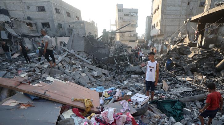 Le gouvernement israélien a approuvé vendredi 10 octobre la première phase de l’accord avec le Hamas. (Photo : Des Palestiniens inspectent les dégâts après une frappe israélienne sur le camp de réfugiés de Bureij, le 23 juillet 2025)