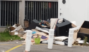 les déchets sauvages sont récurrents dans cette rue près de Nantes, des riverains sont excédés