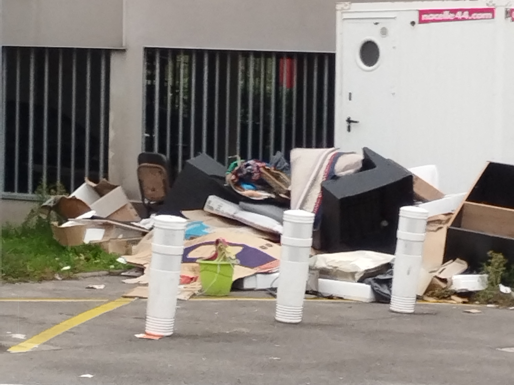 les déchets sauvages sont récurrents dans cette rue près de Nantes, des riverains sont excédés