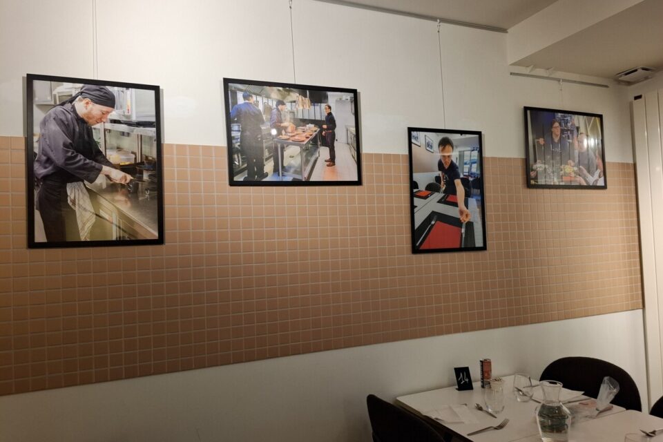 Dans la salle du restaurant, des photographies aux murs illustrent le sérieux des employés en situation de handicap.