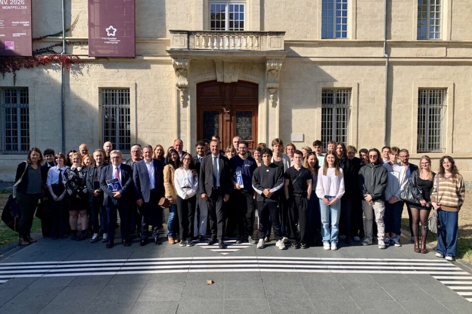 Michaël Delafosse entouré des étudiants qui participent à Coeur de Ville en Lumières.