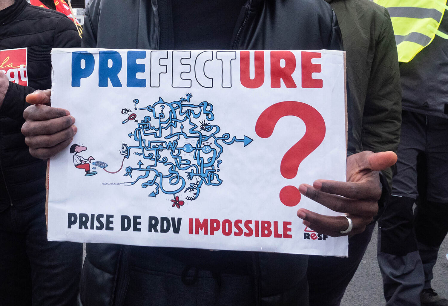 Les difficultés des préfectures d'Ile-de-France à renouveler à temps les titres de séjour plongent des habitants dans le désarroi