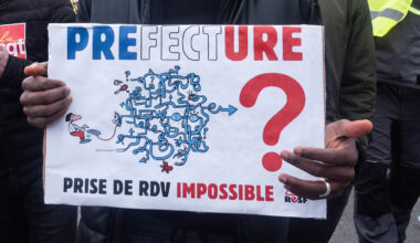 Les difficultés des préfectures d'Ile-de-France à renouveler à temps les titres de séjour plongent des habitants dans le désarroi