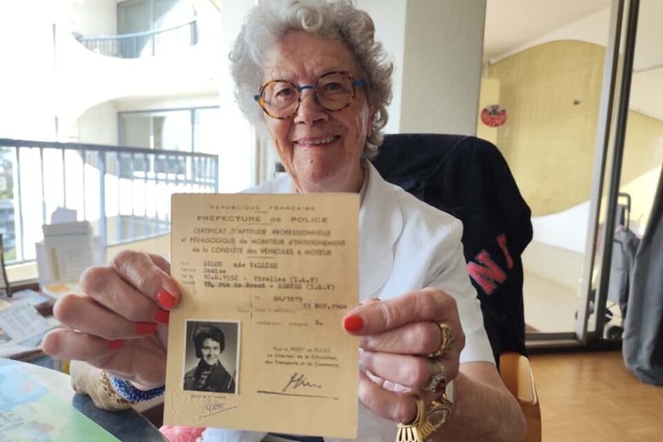 Toujours aussi fière d'avoir été la première femme monitrice d'auto-école en France, Denise montre son certificat datant de 1964.