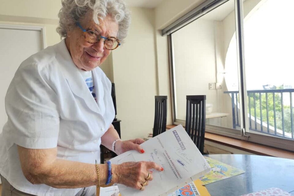 Denise Relou, chez elle, avec les nombreuses archives de sa double carrière autour de l'automobile.