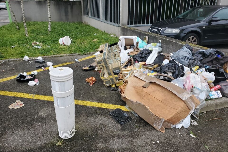 En mars dernier, des ordures étaient jetées au pied des habitations. 