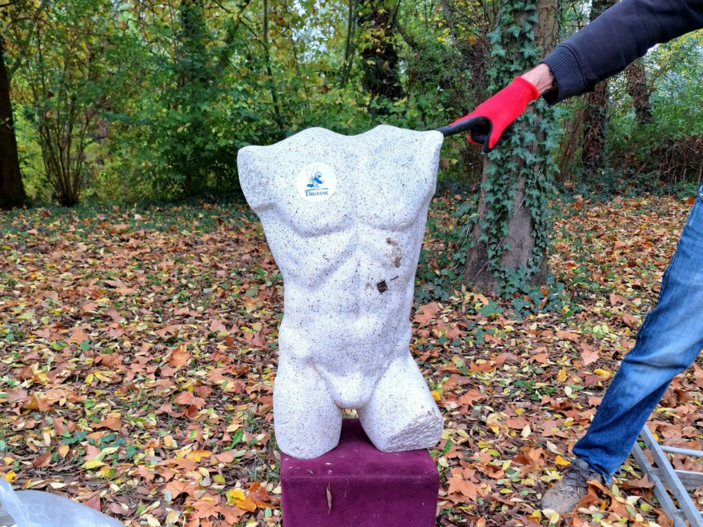 Toulouse. Ils pêchent une tonne de déchets dans la Garonne... et tombent sur des objets insolites !