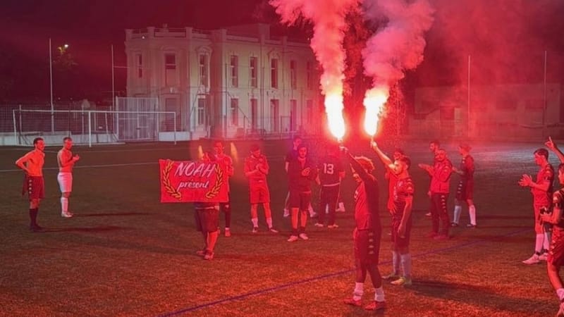 Des fumigènes ont aussi été allumés en sa mémoire.