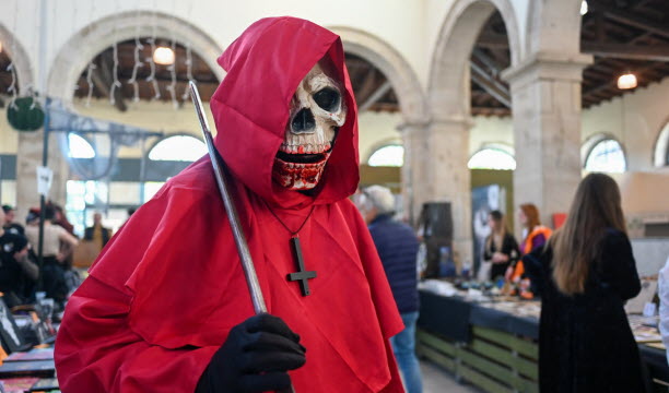 Des visiteurs déguisés et maquillés au salon de l’Étrange. Photo Léa Didier