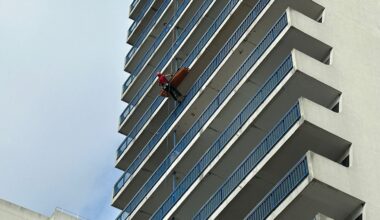 une femme descendue en rappel depuis le 15e étage d'un immeuble par les pompiers