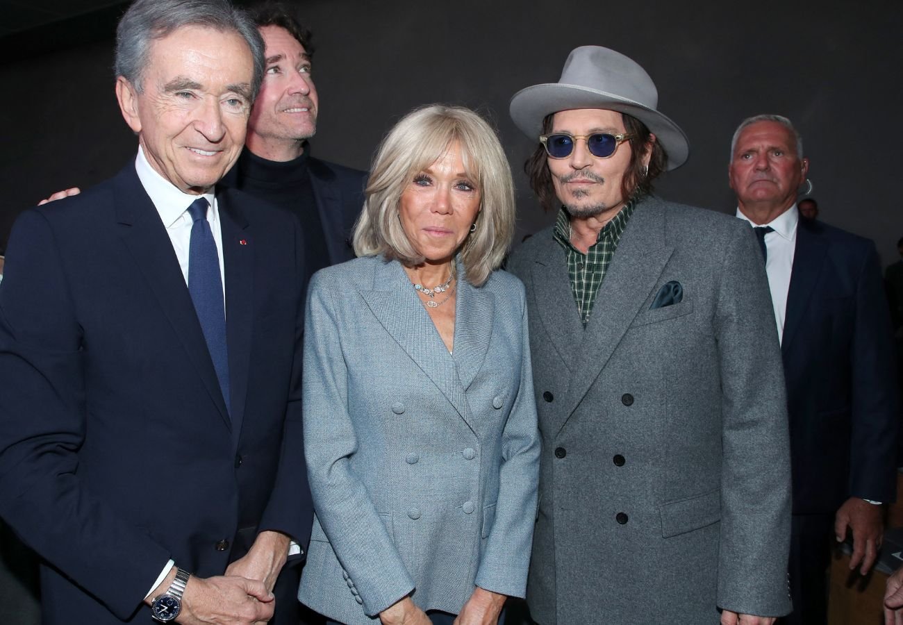 Brigitte Macron et Carla Bruni en jean, Johnny Depp, Laurence Ferrari, Charlize Theron… Le défilé Dior fait le plein (Photos)