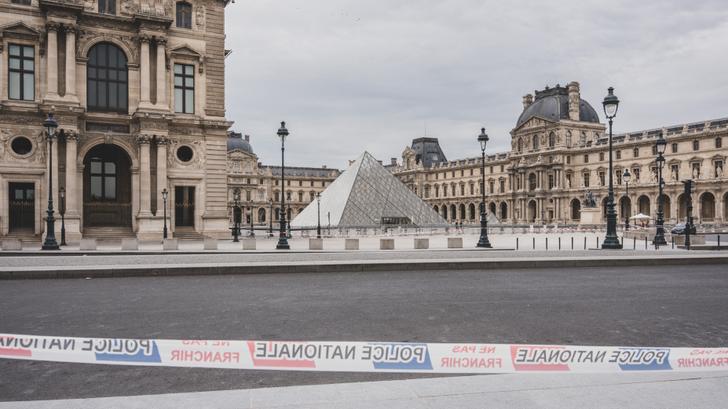 Rubalise de la police nationale devant le musee du Louvre ferme apres un cambriolage à Paris, France le 19 Octobre 2025.