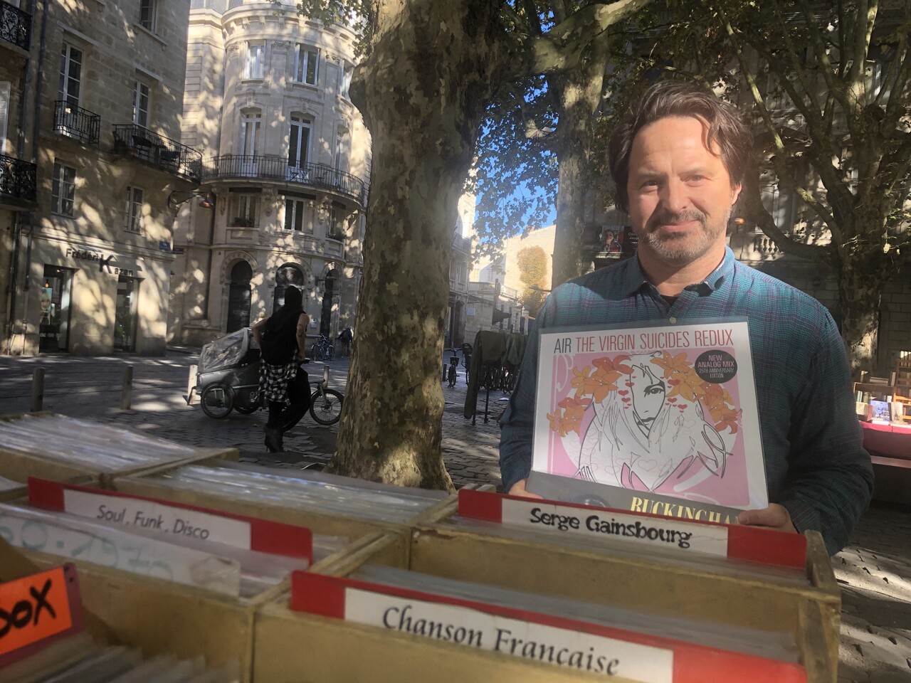 DJ Super Love et disquaire itinérant à Bordeaux, Frédéric vit au rythme effréné des vinyles