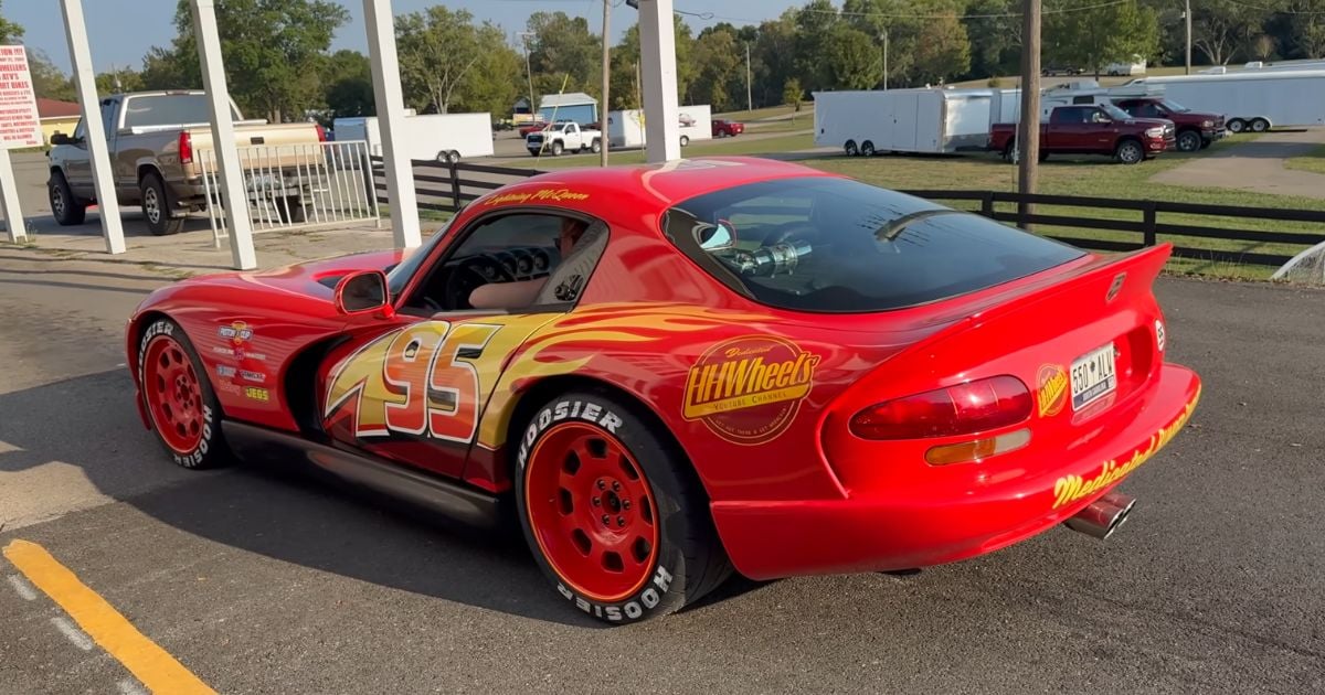 Une Dodge Viper GTS prend la forme d'un héros de Cars !