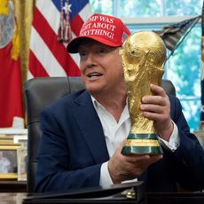 Donald Trump avec le trophée de la Coupe du monde de football, en août 2025.