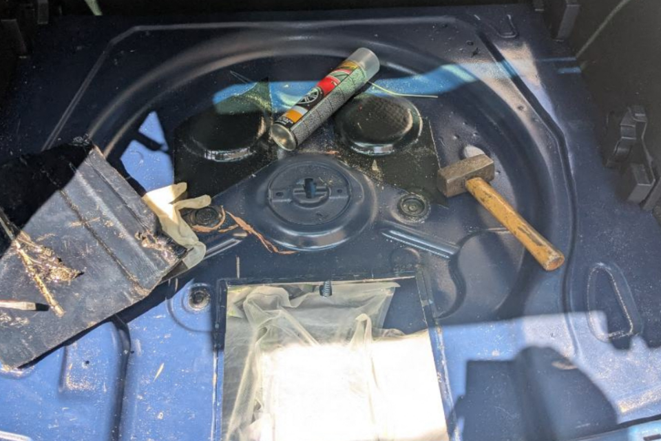 Les douaniers ont découvert de la drogue dans le coffre du véhicule.