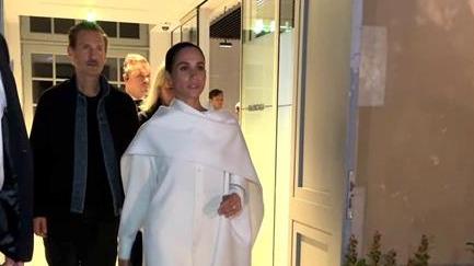 VIDÉO GALA – Énorme surprise ! Meghan Markle à Paris pour la Fashion Week, sa divine apparition au défilé Balenciaga