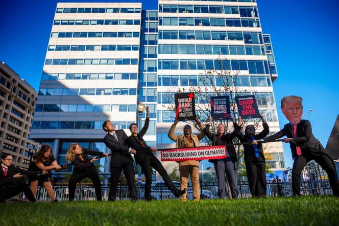 Militants pour le climat devant le siège du Fonds monétaire international, à Washington, le 16 octobre 2025.