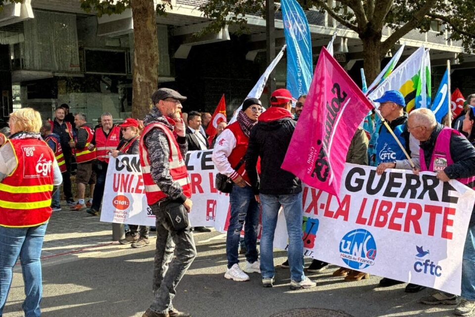 La manifestation s'apprête à partir à Lille, peu avant 14h30. Le cortège se met en place autour de la Porte de Paris.