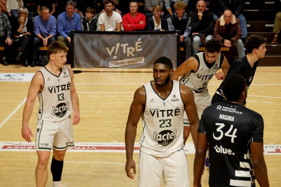 Leo de Bruhl , Fidelis Okereke et leurs coéquipiers ont assuré face à l' URB