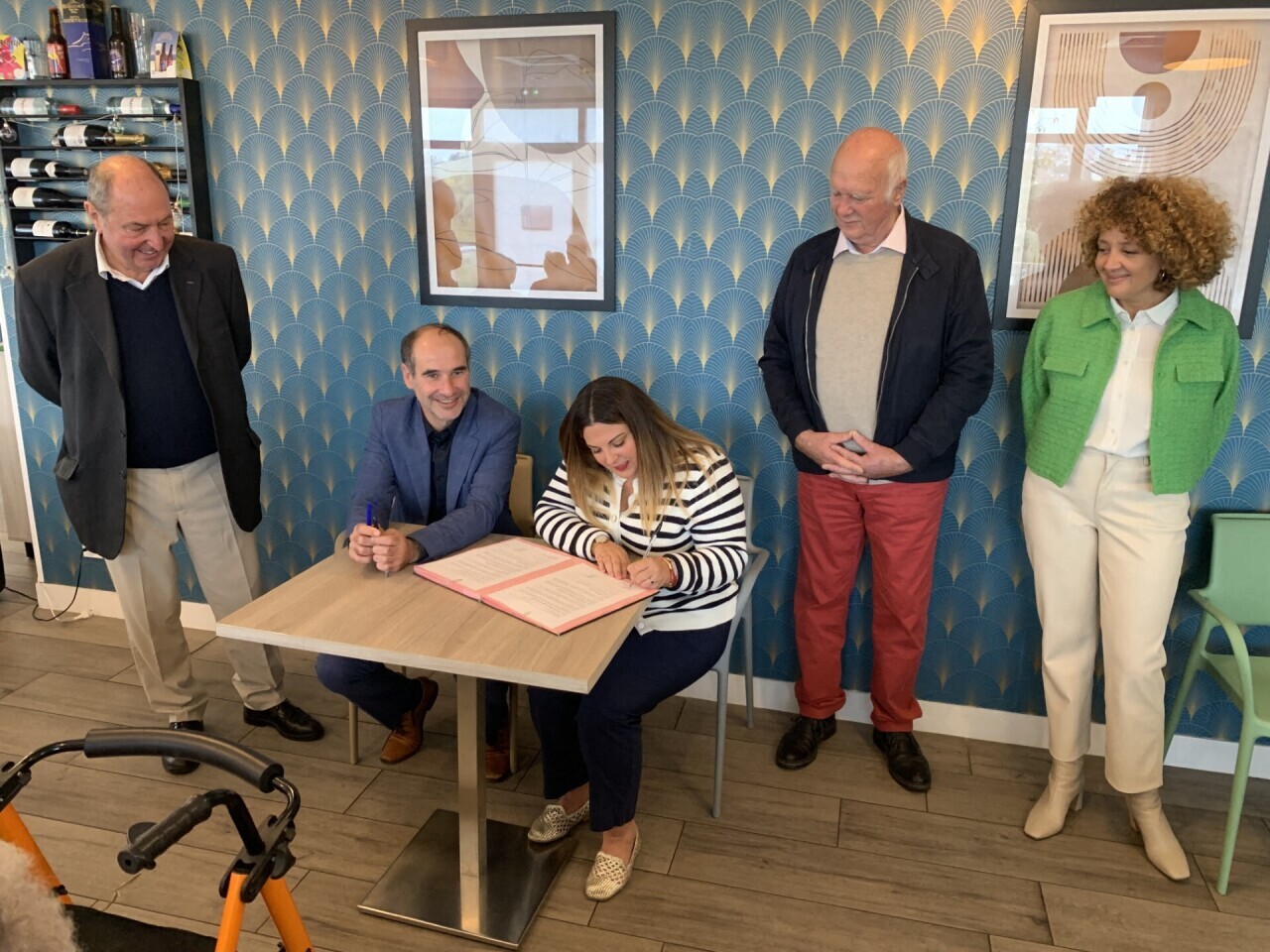 près de Rouen, cette commune et une résidence collaborent