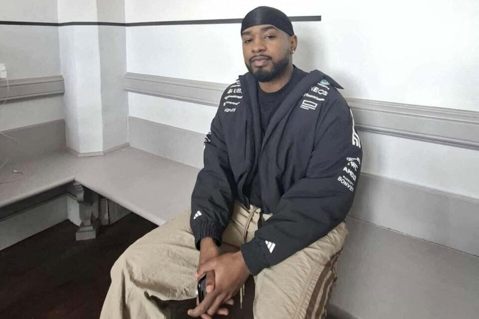 Lisandro Cuxi à l'intérieur de la gare de Villiers-Saint-Georges