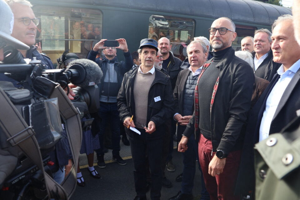 Sous l'oeil de la caméra de France 3, Xavier Braud képi sur la tête (président de Brionne Eco-mobilités), Frédéric Delamare (maire de Serquigny), Jérome Pasco (maire de Conches-en-Ouche) et Valéry Beuriot (maire de Brionne).