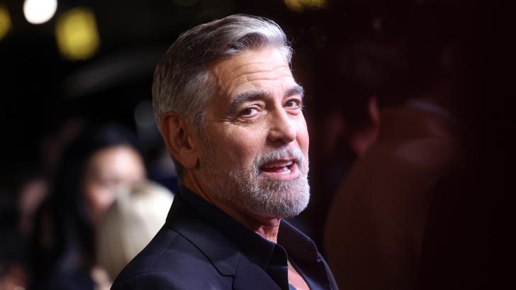 George Clooney (ici le 11 décembre 2023 à Beverly Hills) va jouer dans « Dix pour cent » et va enfin partager autre chose qu’un café avec Camille Cottin.