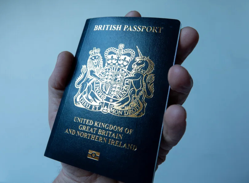 Le passeport britannique portant le blason de la reine Élisabeth II, avec la couronne de St Edward.