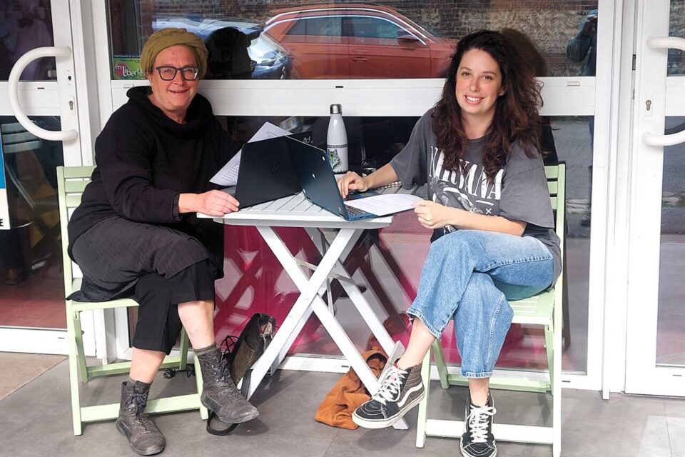 Deorte, vient d'Allemagne pour se perfectionner sur le plan personnel, et Beatrice, venue de Milan, veut s'installer en France et y monter un projet professionnel dans le domaine culturel. 
