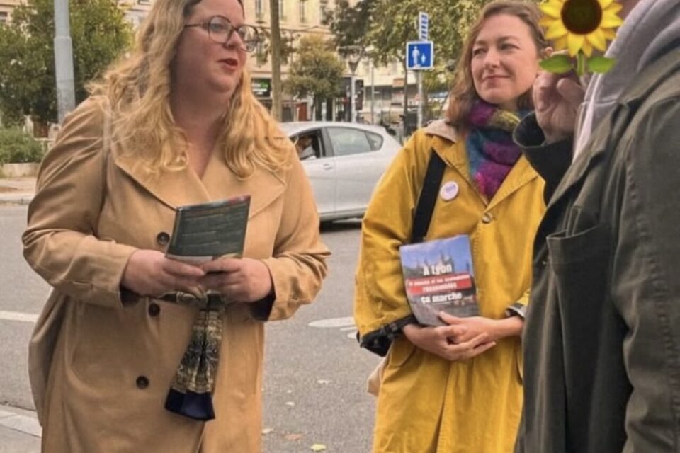 Des militants écologistes avec la maire du 7e Fanny Dubot sur un marché ce week-end.
