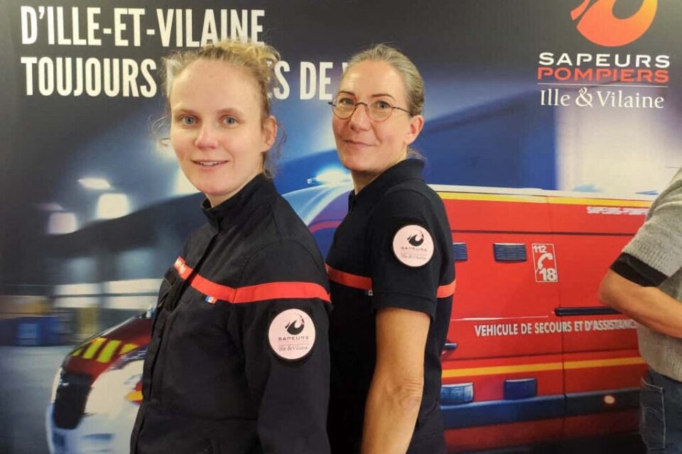 Stéphanie Boutros et Audrey Hirou-Robert, toutes deux sapeurs-pompiers, portent fièrement l'écusson rose.